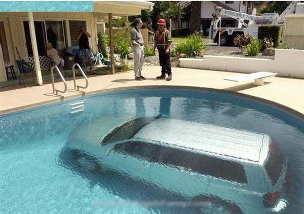 Foto Divertente: Parcheggio in piscina