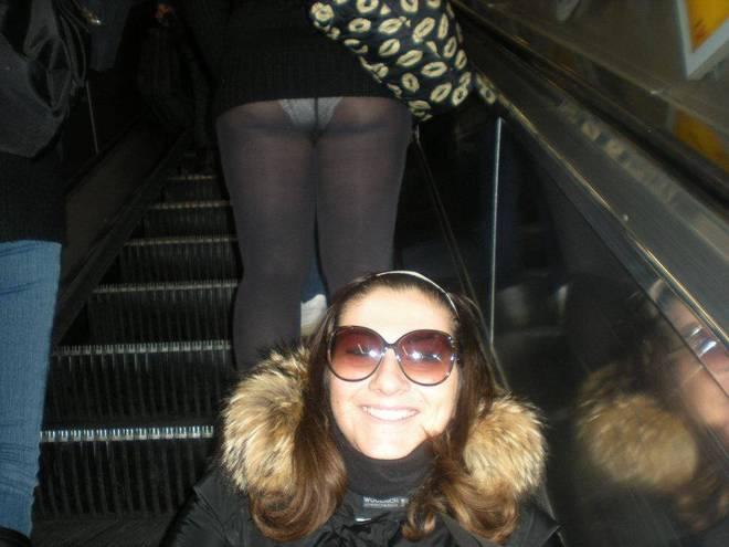 Foto Divertente: Ragazza che sale le scale mobili e si scoprono le mutande