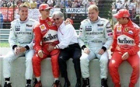 Foto Divertente: Shumacher che viene toccato