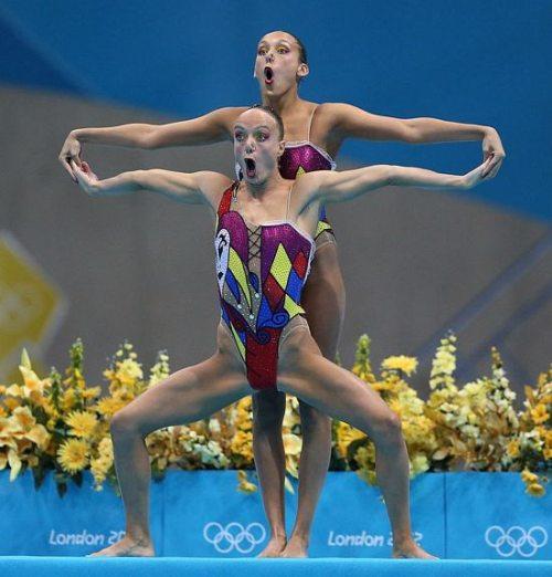 Foto Divertente: Due ragazze con espressione buffa in ginnastica artistica