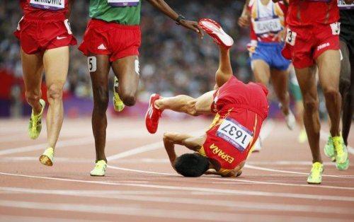 Foto Divertente: Caduta durante corsa di atletica