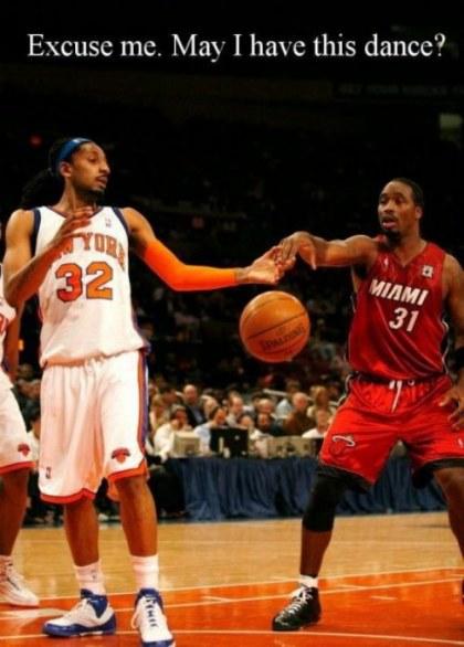 Foto Divertente: Giocatori di basket che si danno la mano