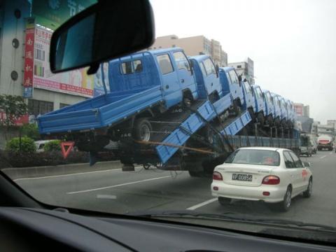 Foto Divertente: Tir con carico sporgente