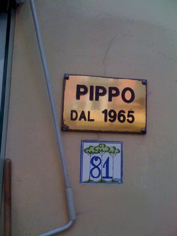 Foto Divertente: Cartello su un muro di una casa