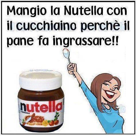 Vasetto di nutella con ragazza con cucchiaio
