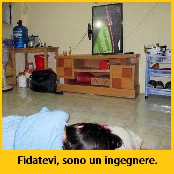 Foto Divertente: Ruotare la TV per vederla meglio
