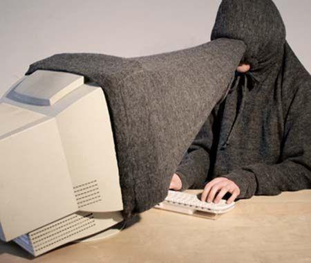 Foto Divertente: Cappello collegato al pc per non essere distratti