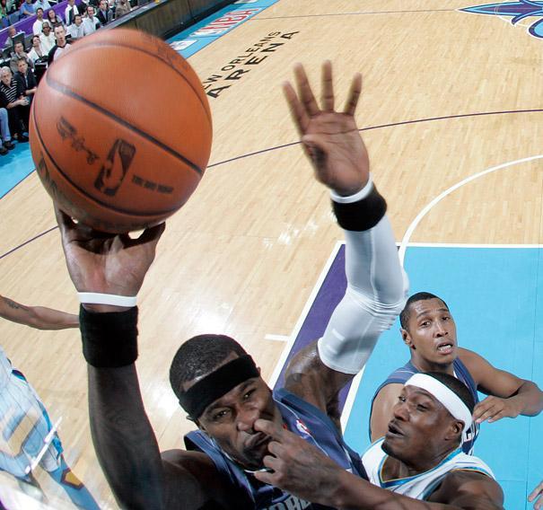 Foto Divertente: Giocatore di basket con dito nel naso