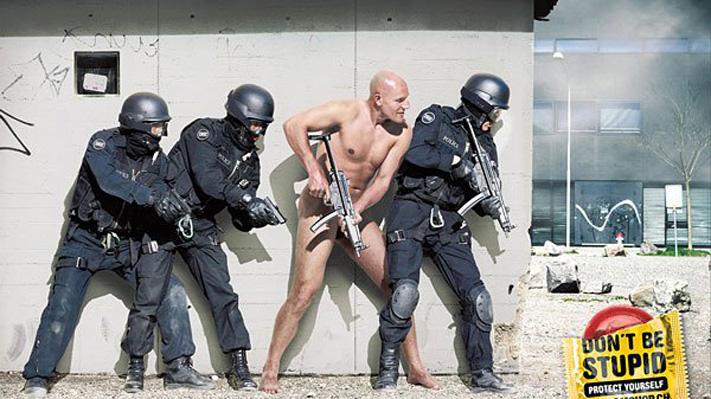 Uomo nudo tra militari