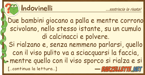 Indovinelli due bambini giocano palla mentre cor