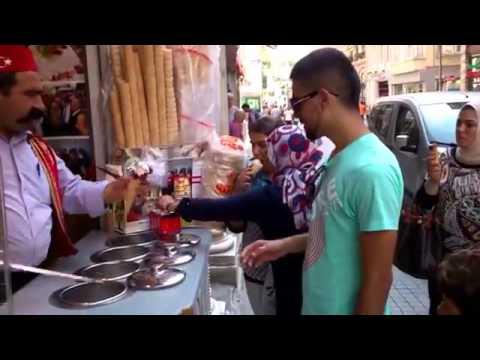 Modo troppo originale di servire il gelato...acrobatico!