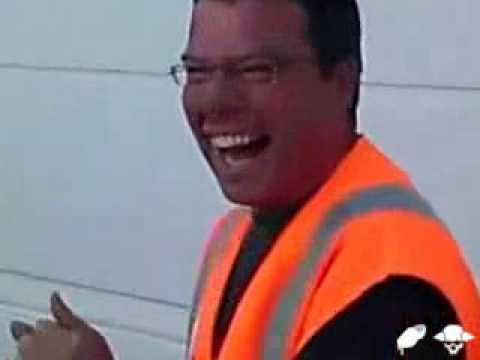 Sentite che risata assurda ha quest'uomo!