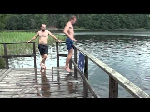 Scivola prima del tuffo e guardate cosa riesce a fare!