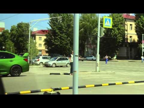 Provate a passare vicino a quest'auto e guardate cosa succede