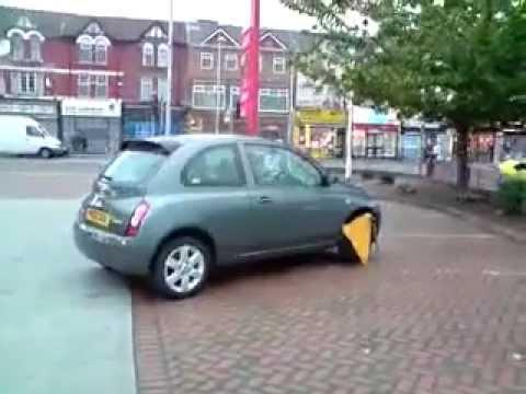 Uomo fa manovra con la sua auto...ma ha le ganasce alla ruota!