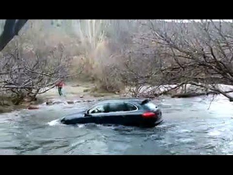 Riuscirà ad attraversare un fiume con la Porsche?!