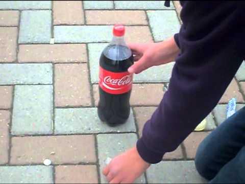 Guardate cosa succede se mettete le mentos nella coca-cola