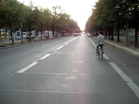 Ragazzo taglia la strada all'amico in bici e cade sull'asfalto!