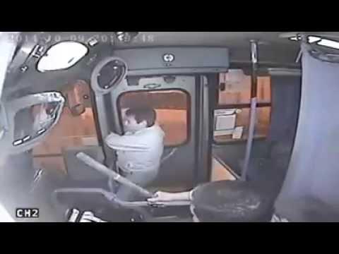 Rapinatore bloccato dall'autista...e che botte con il bastone!