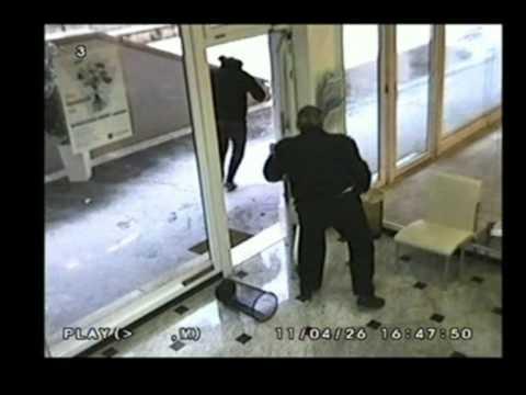 Cerca di rapinare la banca ma la guardia lo mette in fuga.