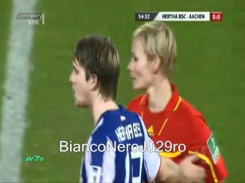 Un arbitro donna gradisce la palpatina involontaria!