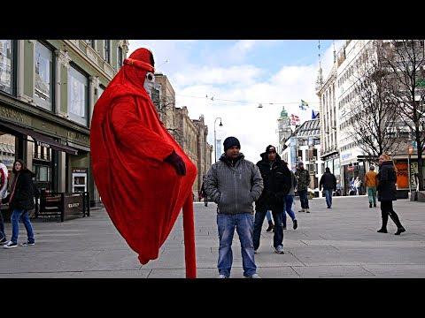 Uomo che lievita per strada!