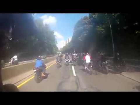 Guardate questo gruppo di moto investite da un pazzo!