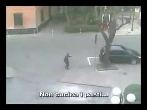 Ubriaco che urla contro la moglie immaginaria!