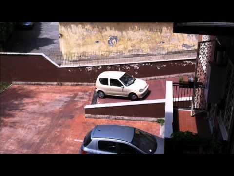 La frizione di questa macchina urla, sarà una donna al volante?