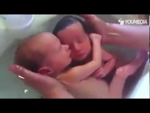 Due gemellini appena nati si stringono in un tenero abbraccio!