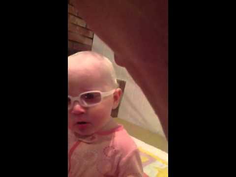Guardate come si emoziona questa bimba albina, è tenerissima!