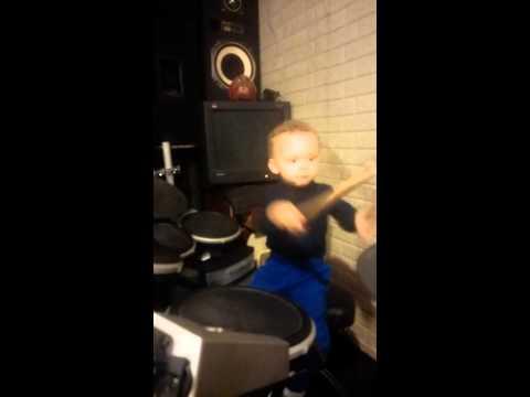Piccolo batterista di 2 anni...che ritmo!