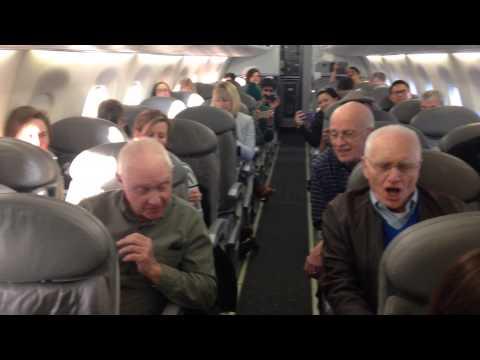 L'aereo è in ritardo ma i passeggeri si intrattengono cantando!