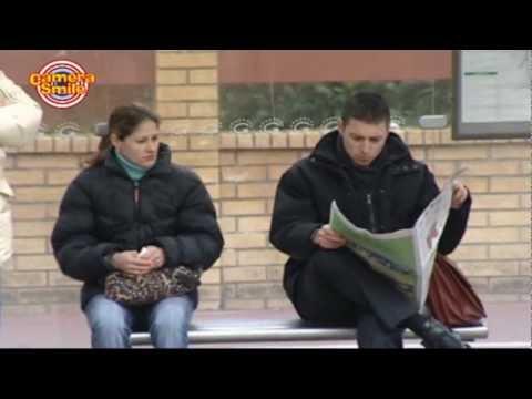 Panico alla fermata dell'autobus