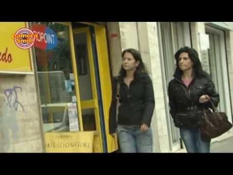 Un bagno in prova nella vetrina...che sguardo i passanti!