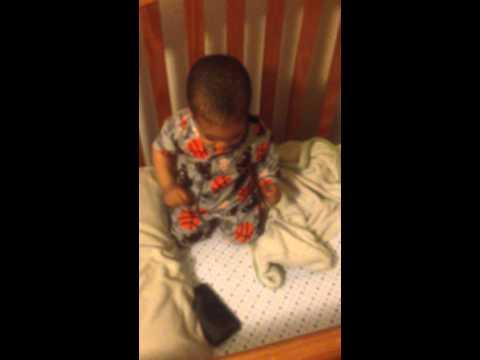 Bambino svegliato con la musica..inizia subito un bel ballo!