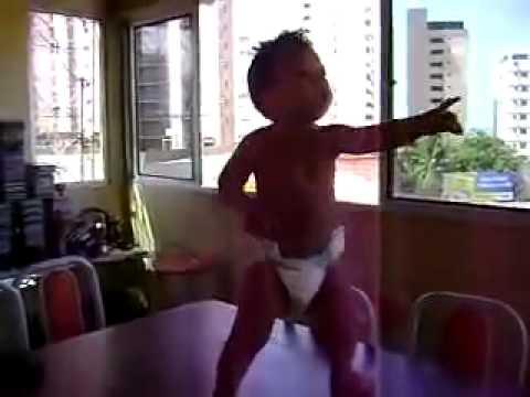 Guardate come balla la samba questo piccolo ballerino!