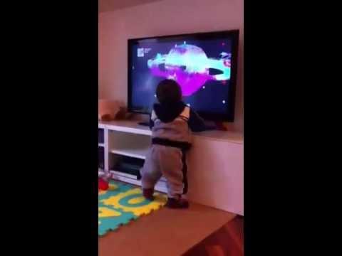 Bambino che balla davanti alla tv...che ritmo!