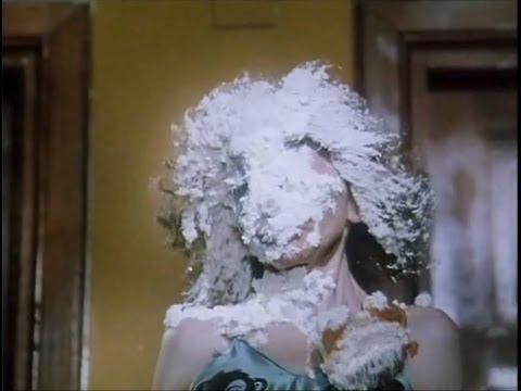 Fantozzi e la famosa scena del lancio dei cornetti a Ughina!
