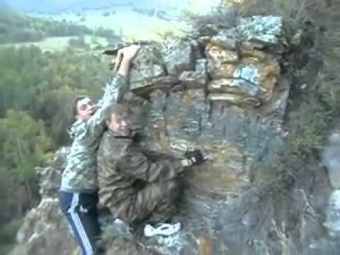 Rischiano la vita per fare una foto arrampicati su una roccia!
