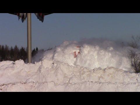 Sembra impossibile ma dietro al muro di neve c'è un treno!
