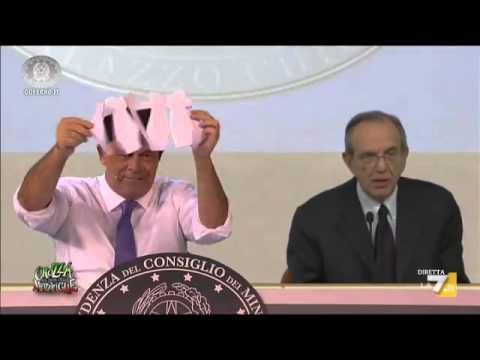 Crozza imita Renzi in conferenza stampa con Padoan