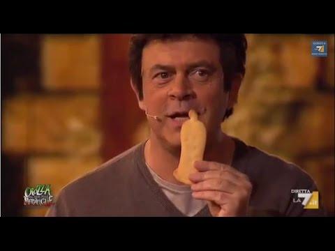 Crozza imita Banderas che produce profilaticini senza lattosio