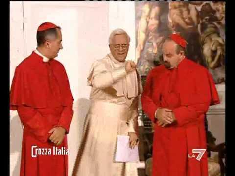 Crozza imita il Papa che vuole un vestito colorato per l'Angelus
