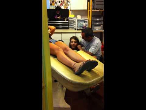 Ragazza si fa un piercing ma sviene l'amica!