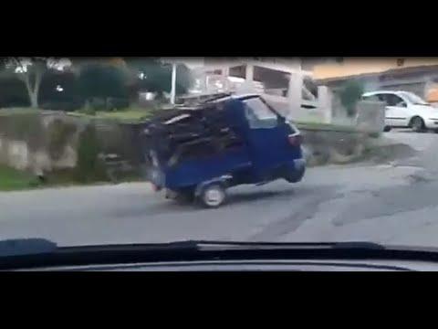Ape che si impenna per colpa del troppo carico!