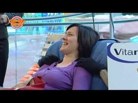 Una poltrona massaggiante con vere mani..ma è uno scherzo?