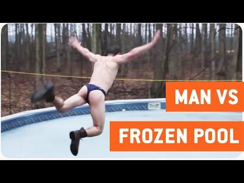Ragazzo si tuffa in una piscina ghiacciata! che dolore...