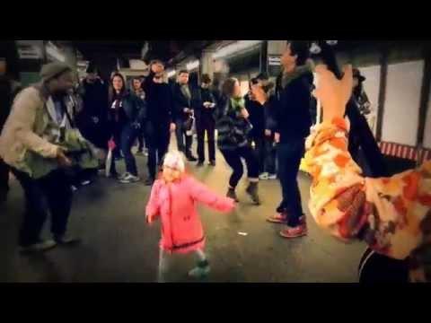 Bambina che balla nella metropolitana...e che ritmo!