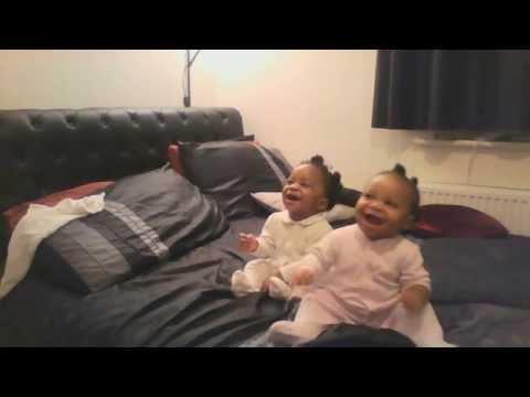 La mamma inizia a cantare e guardate cosa fa la bimba!